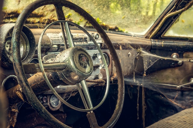 pavučiny ve starém autě